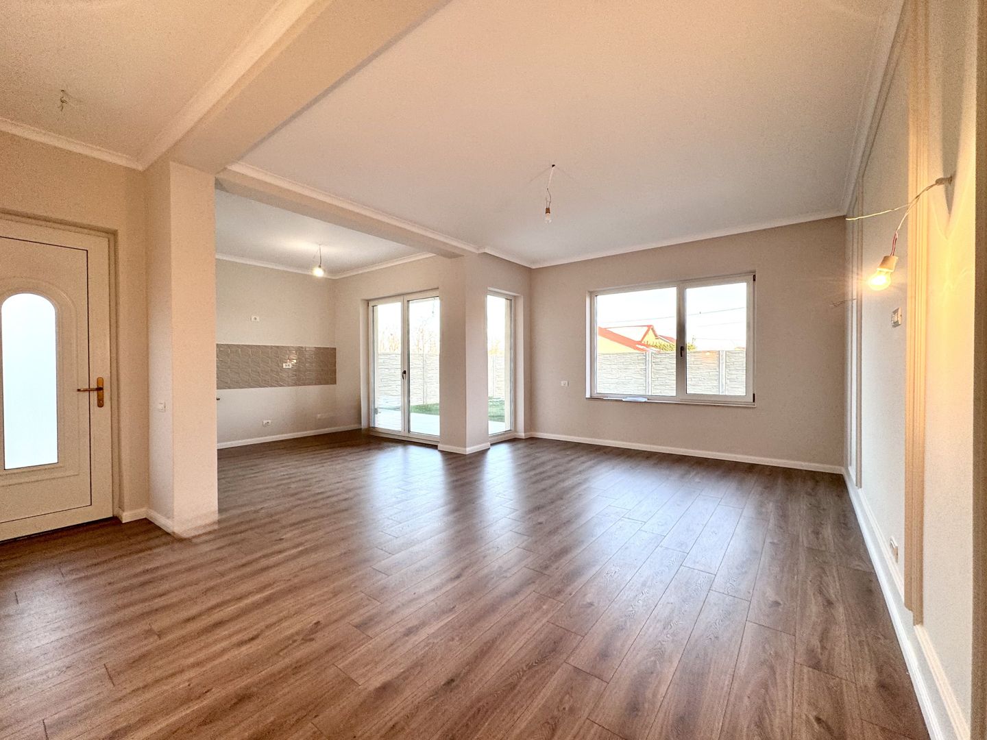 Duplex modern cu grădină, la intrare în Moșnița Nouă - Poză 2