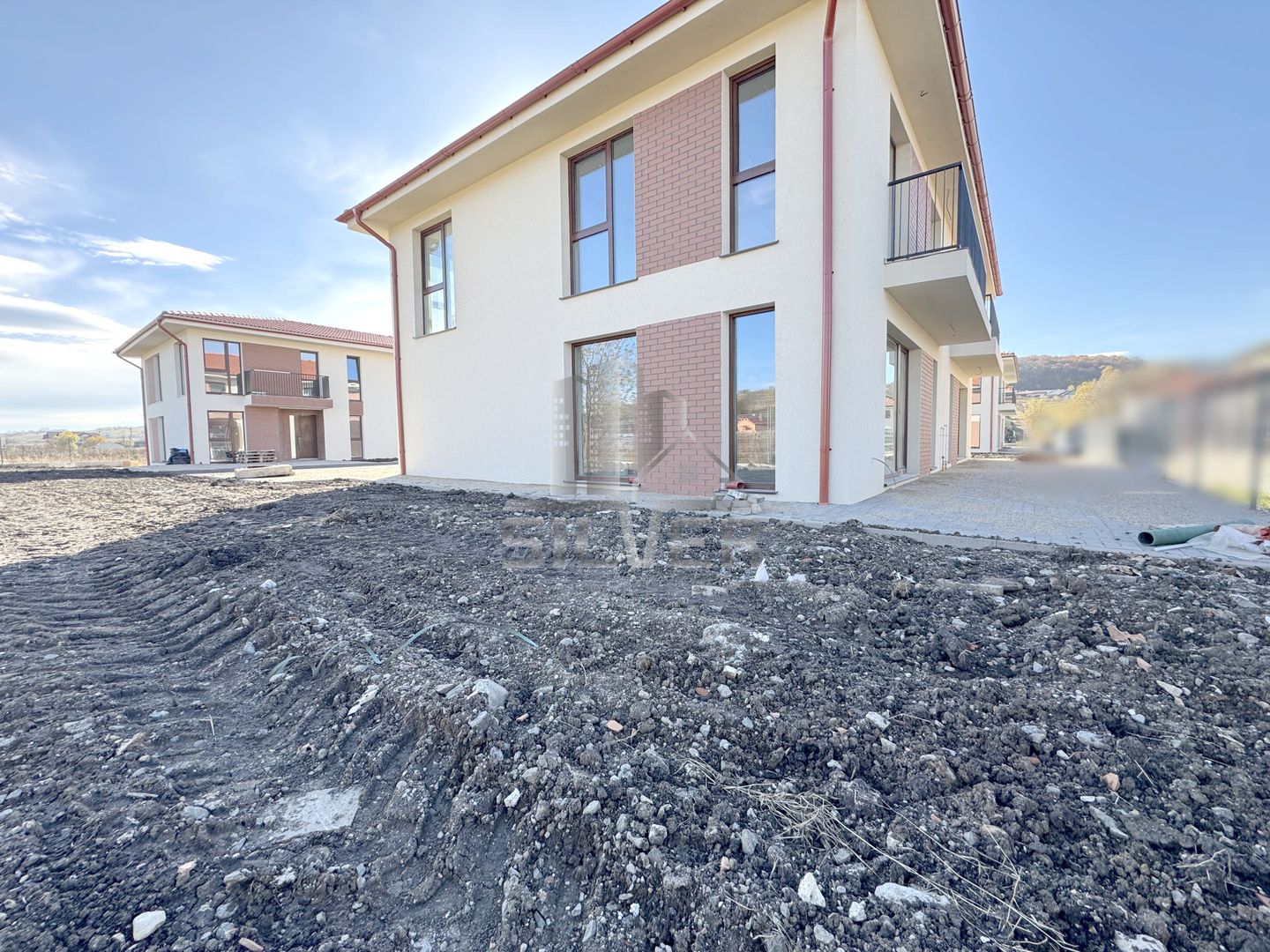 Casa cuplata in zona accesibila cu CF. - Poză 2