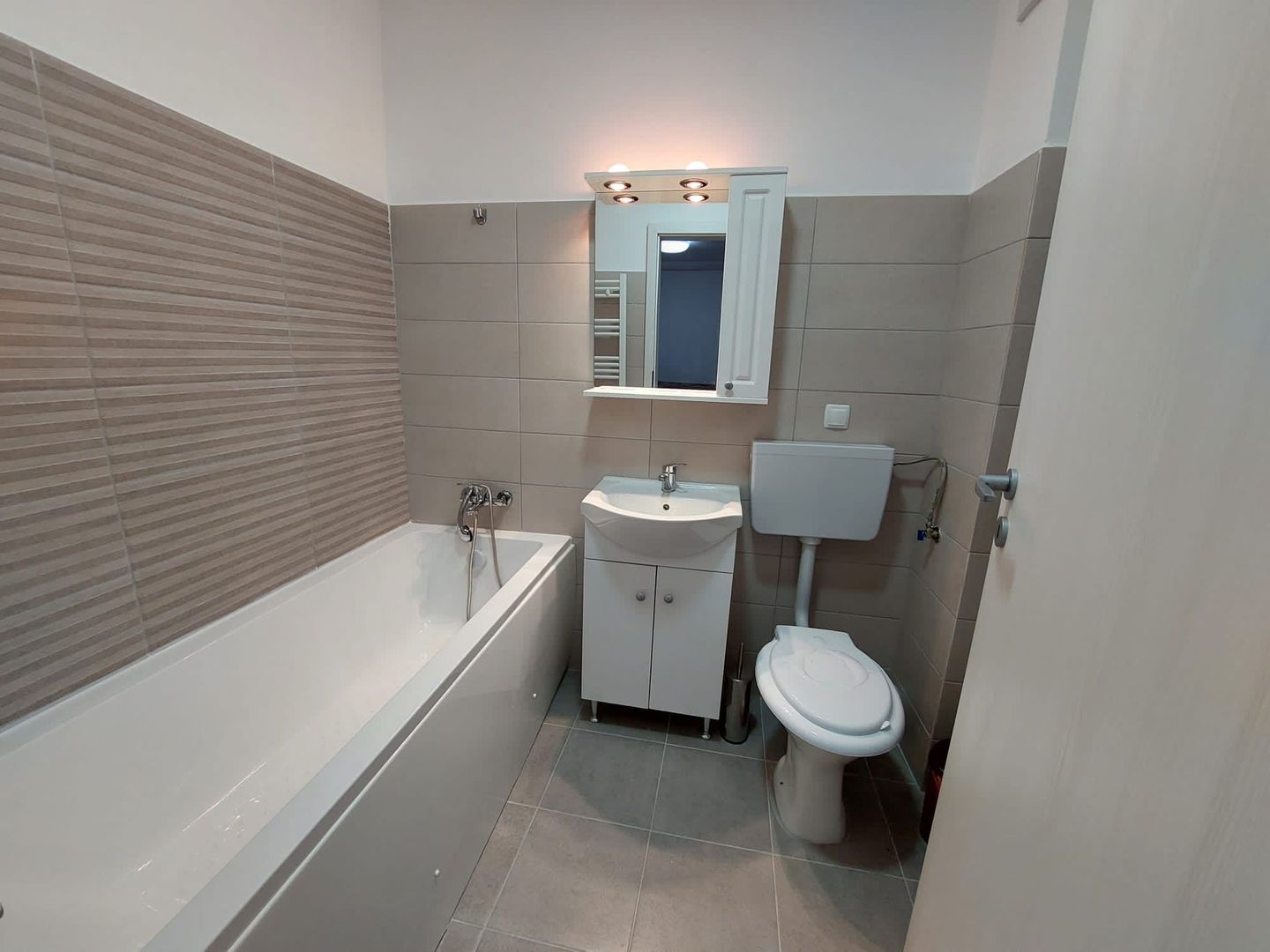 Apartament cu doua camere, Aparatorii Patriei,90.000€ - Poză 5