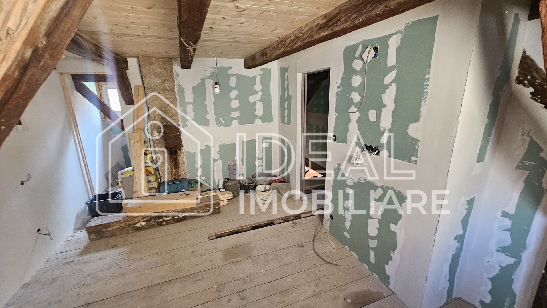 Casă veche, solidă, cu 4 camere, pivniță boltită și 4 băi – zonă centrală - Poză 6