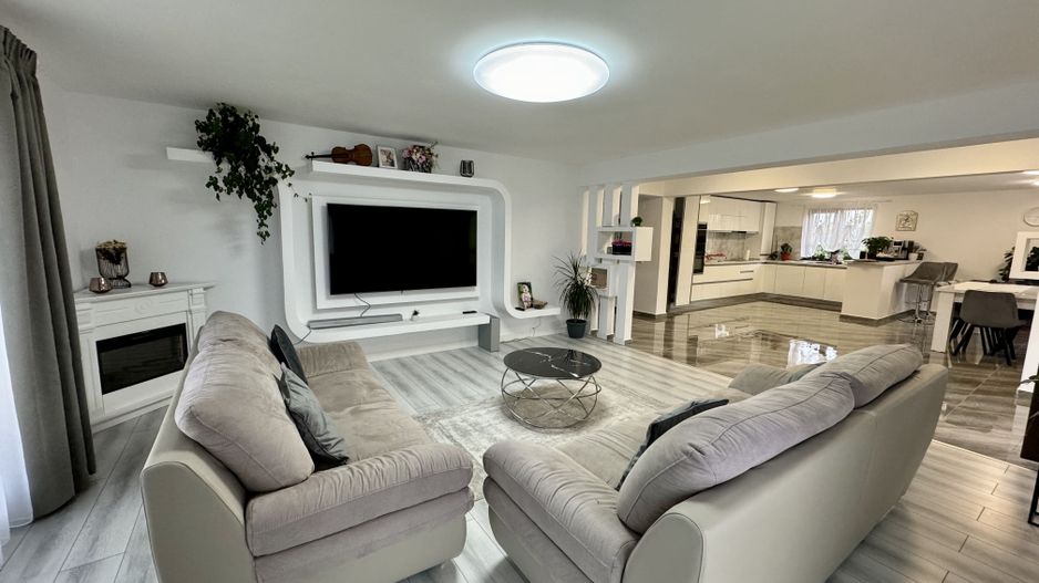 Casă Spațioasă de Vânzare în Ghimbav | Două Apartamente | Teren 579 mp - Poză 1