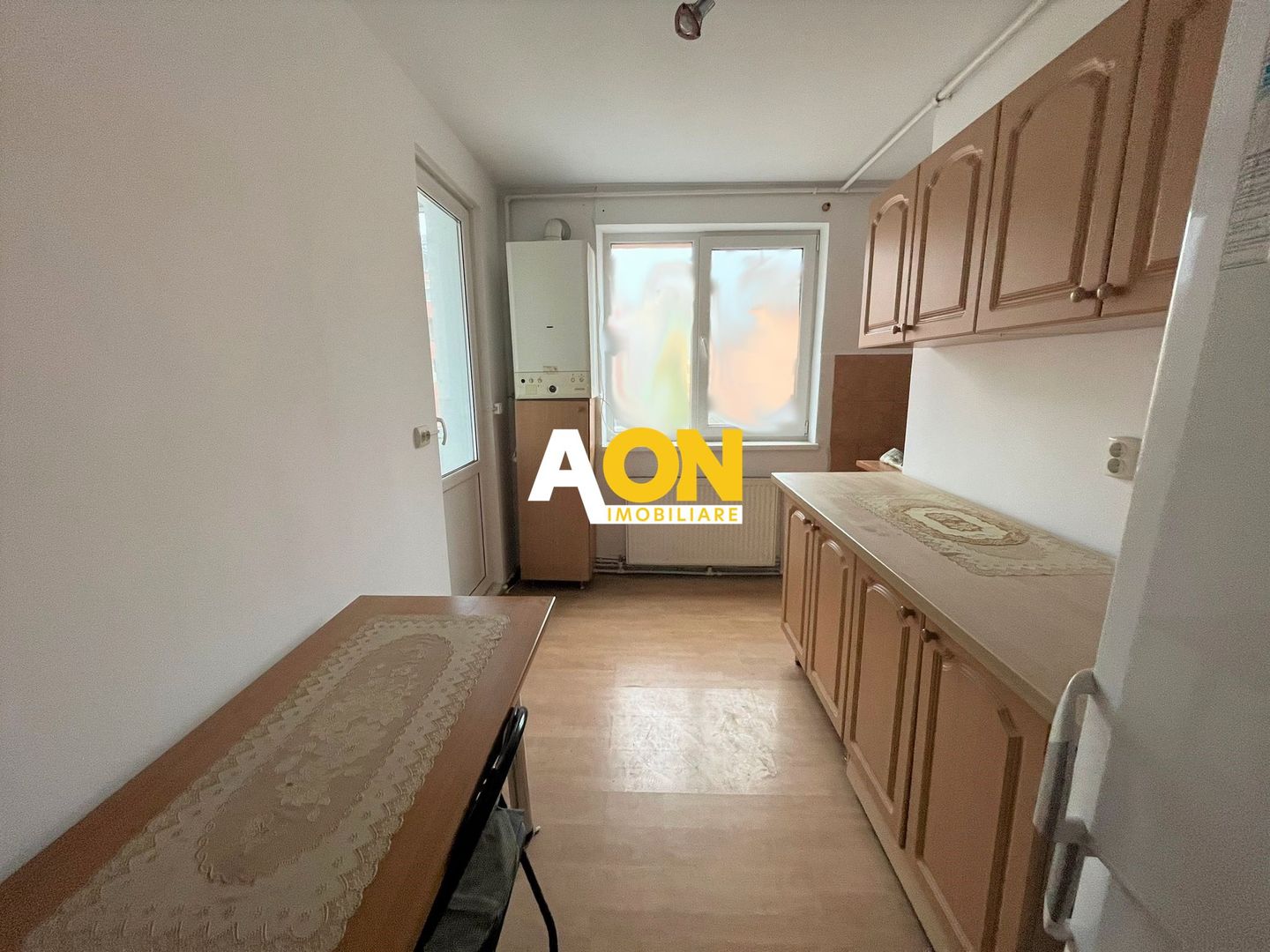 Apartament decomandat cu 2 camere + balcon, etaj 2, zona Spital - Poză 3