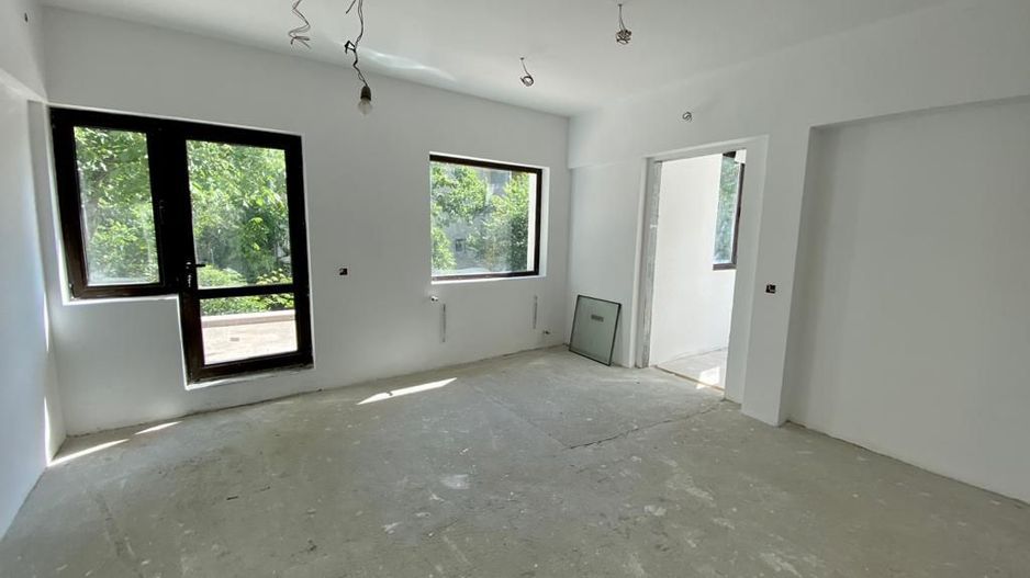 Refugiu Urban cu Eleganță Clasică – Vilă Renovată în Inima Primăverii - Poză 7