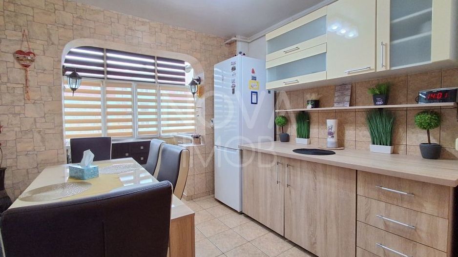 Apartament de inchiriat 3 camere etajul 4, cu lift,  Zona Vasile Aaron - Poză 6