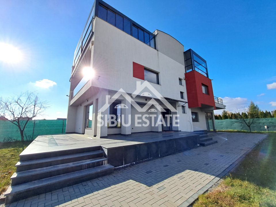 Casa cu 4 garaje, terase panoramice, teren mare - Poză 25