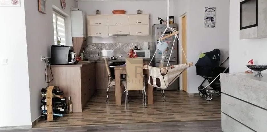 Închiriez apartament 2 camere + loc de parcare - Poză 1