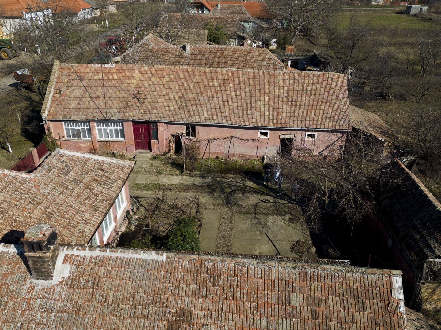 Casă cu teren generos de 2,880mp în Secusigiu - Poză 22