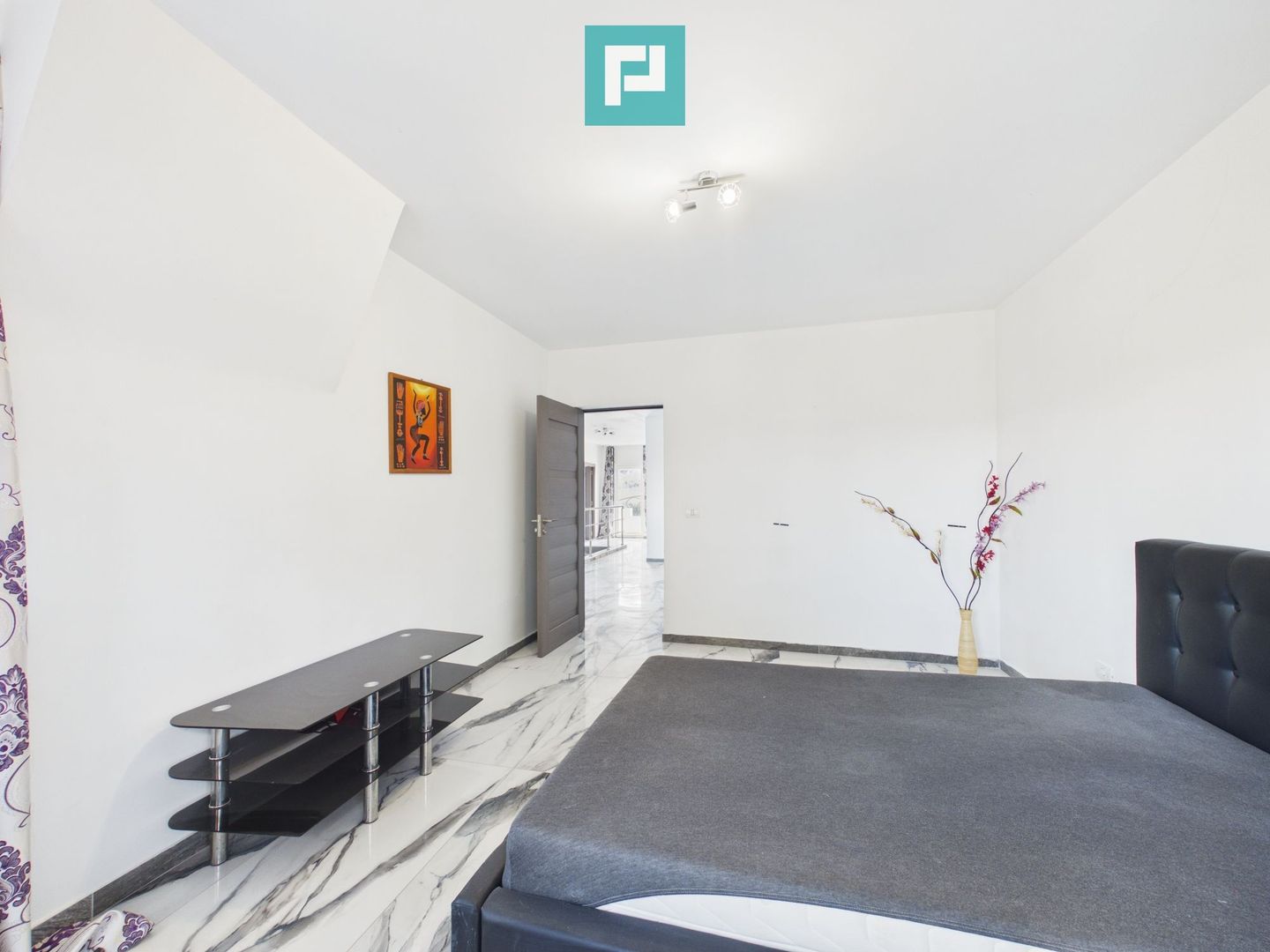 Vilă cu 5 dormitoare, piscină și garaj pe Eminescu - Poză 17