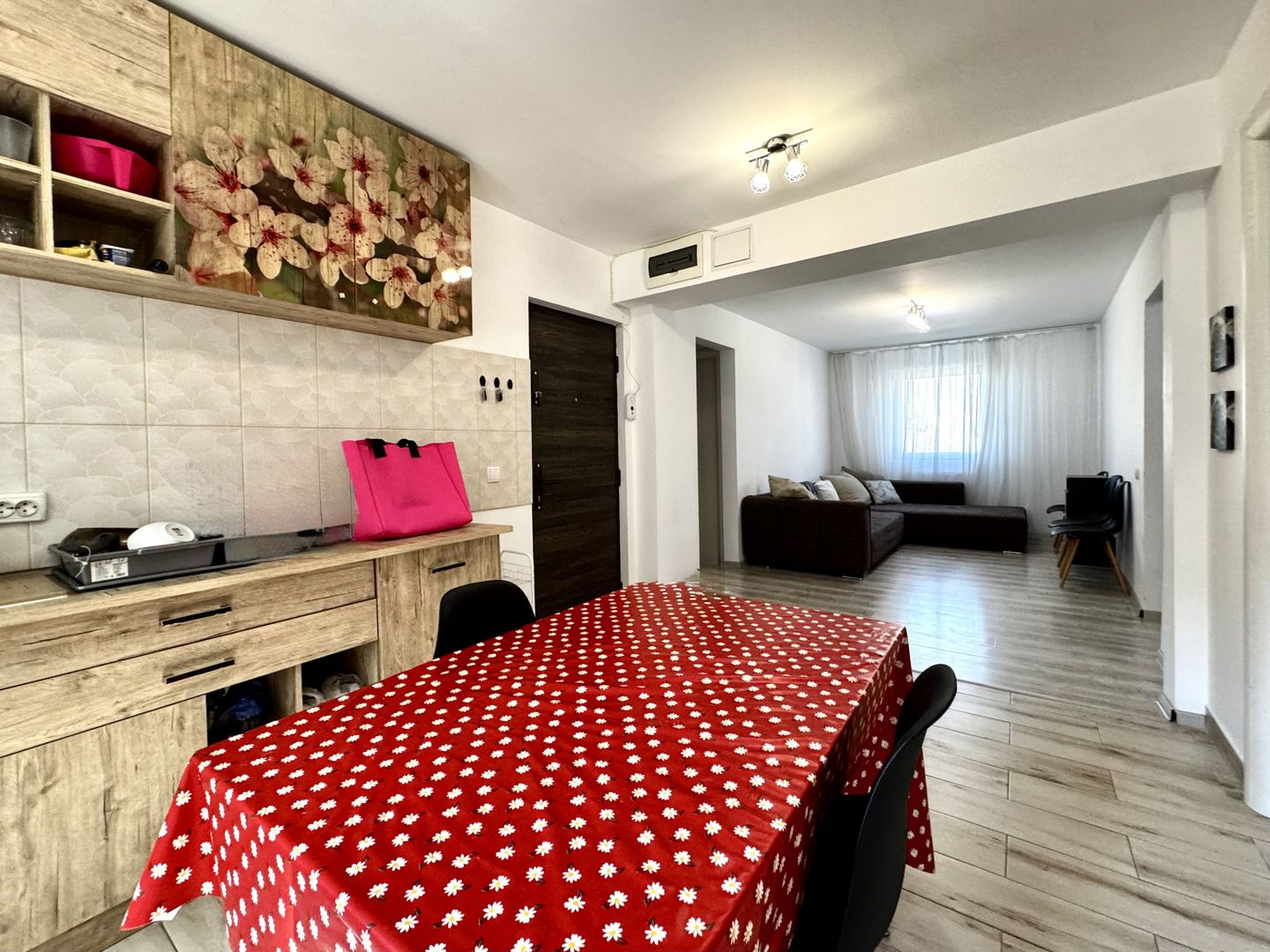 Apartament 4 camere, spațios, in zona Centralǎ- Piața Mǎrǎști - Poză 3