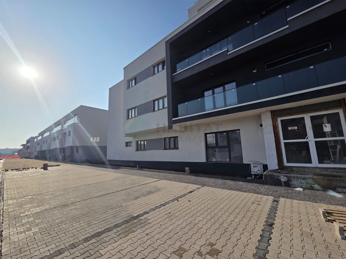 Apartament spațios de 3 camere la etaj, 74 mp utili + balcon – Tunari - Poză 3