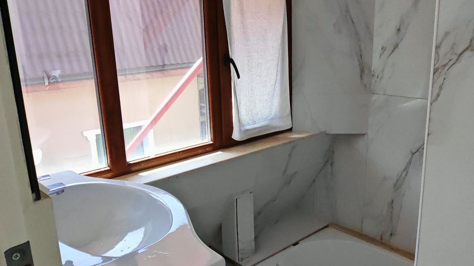 Vila cu 10 camere,pretabil compartimentare in 2 unitati separat,ASTRA. - Poză 8