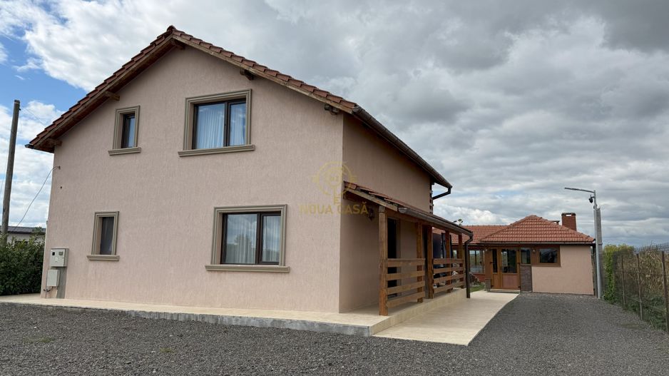 Vila de vanzare in APA-NORD  cu 2 Piscine/Zona de Relaxare/Acces lac - Poză 9