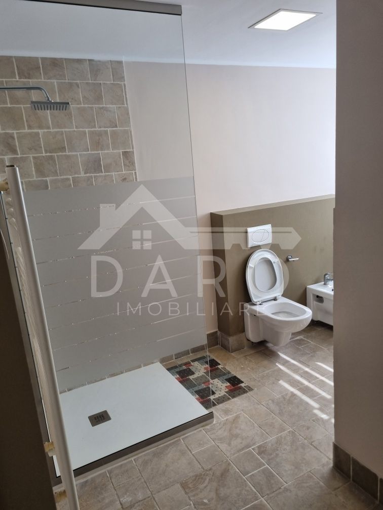 De închiriat apartament deosebit ultracentral, 3 camere, 2 băi, utilat - Poză 4