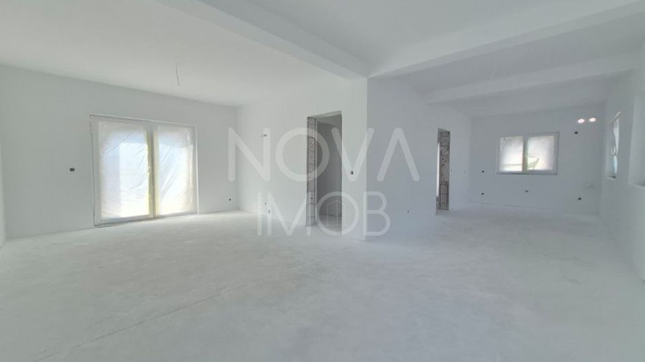 Casa tip duplex, la alb - Sura Mica - COMISION 0 - Poză 6