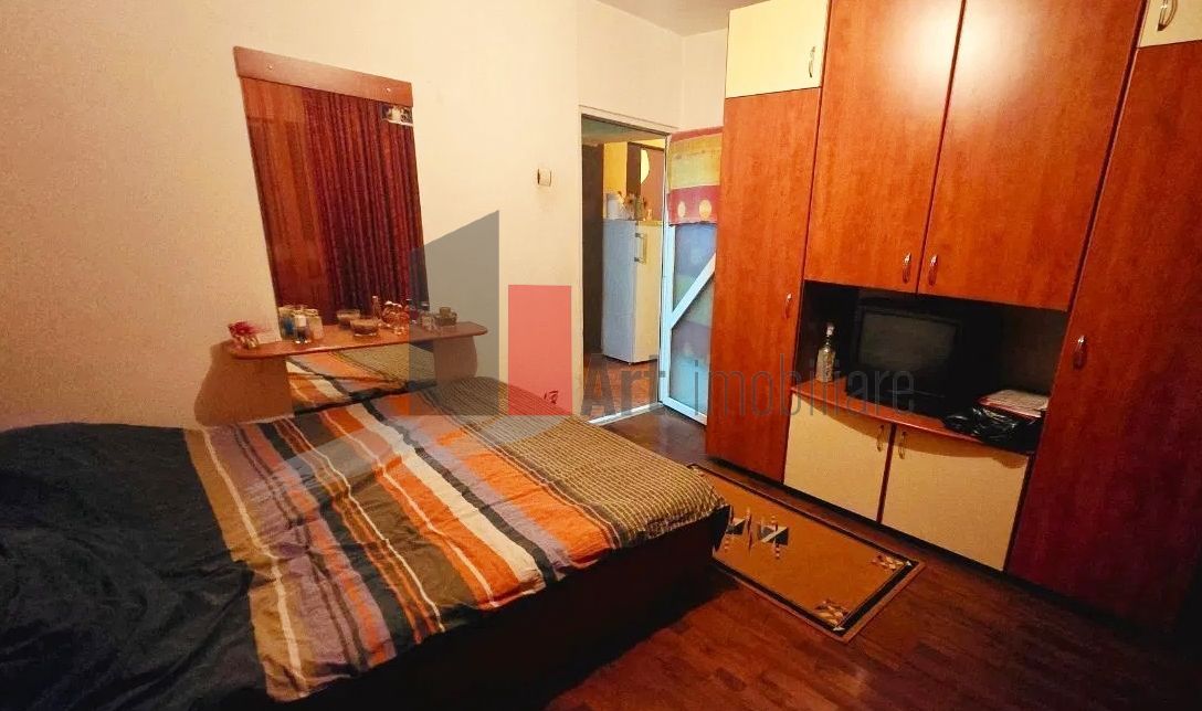 Apartament de vanzare 4 camere transformat in 3 camere Dristor -Ramnicu Sarat - Poză 4