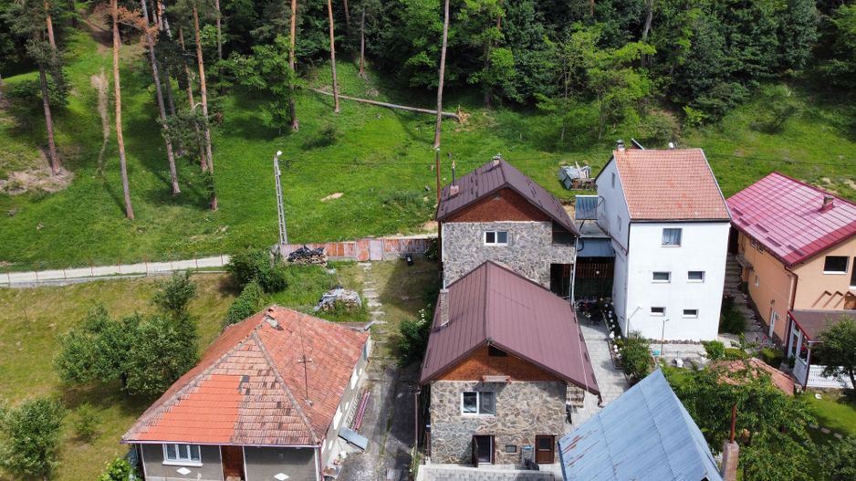 Apartament tip casă la curte, lângă pădure – Zărnești - Poză 1