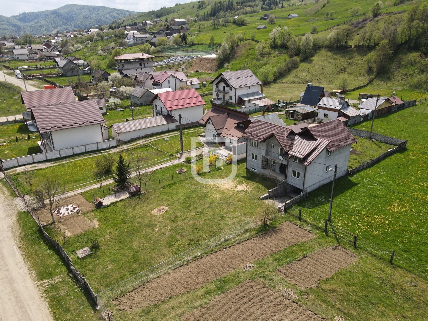Casă 320 mp utili + 1143 mp teren, la roșu, Gura Humorului - Poză 3