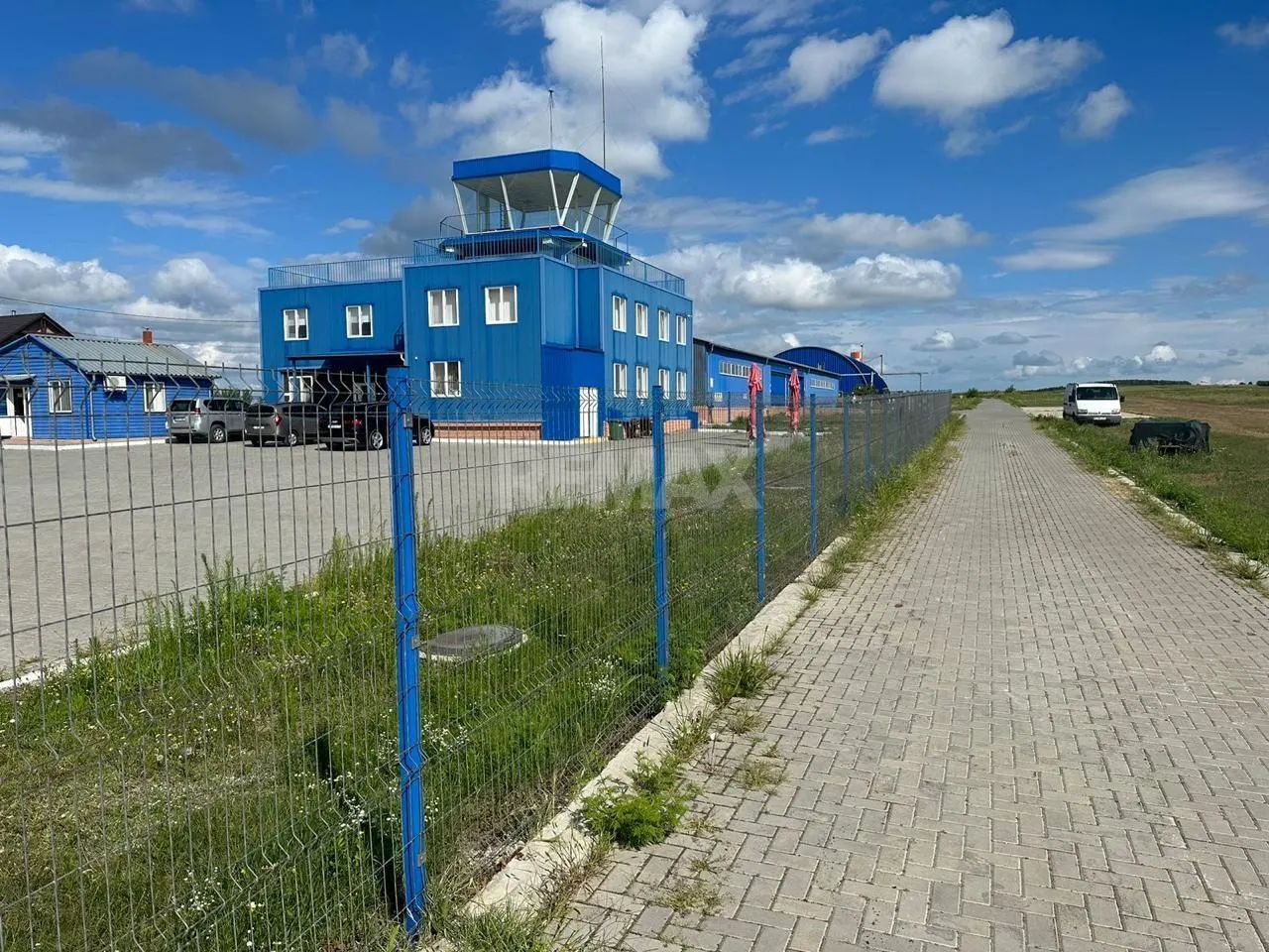 Aerodromul Horesti 24 ha teren + 1400 m2 hangare și 550 m2 cladire administrativa - Poză 1