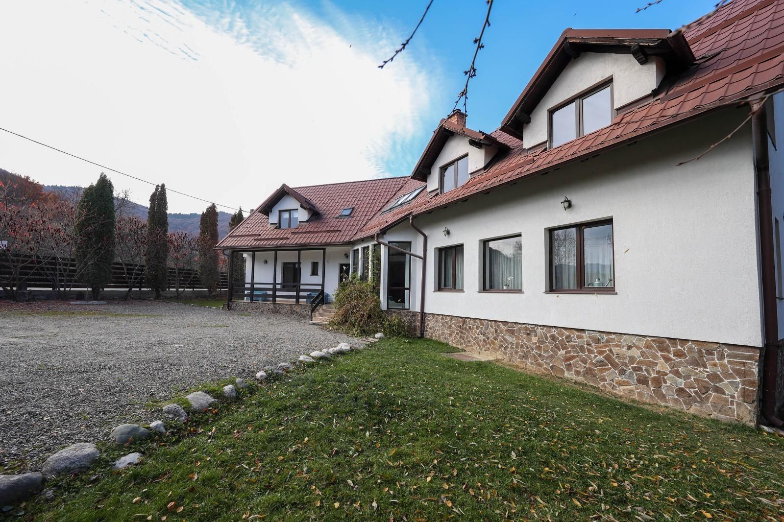 Vilă spațioasă de vânzare în Predeluț, Bran | 2000mp - Poză 2