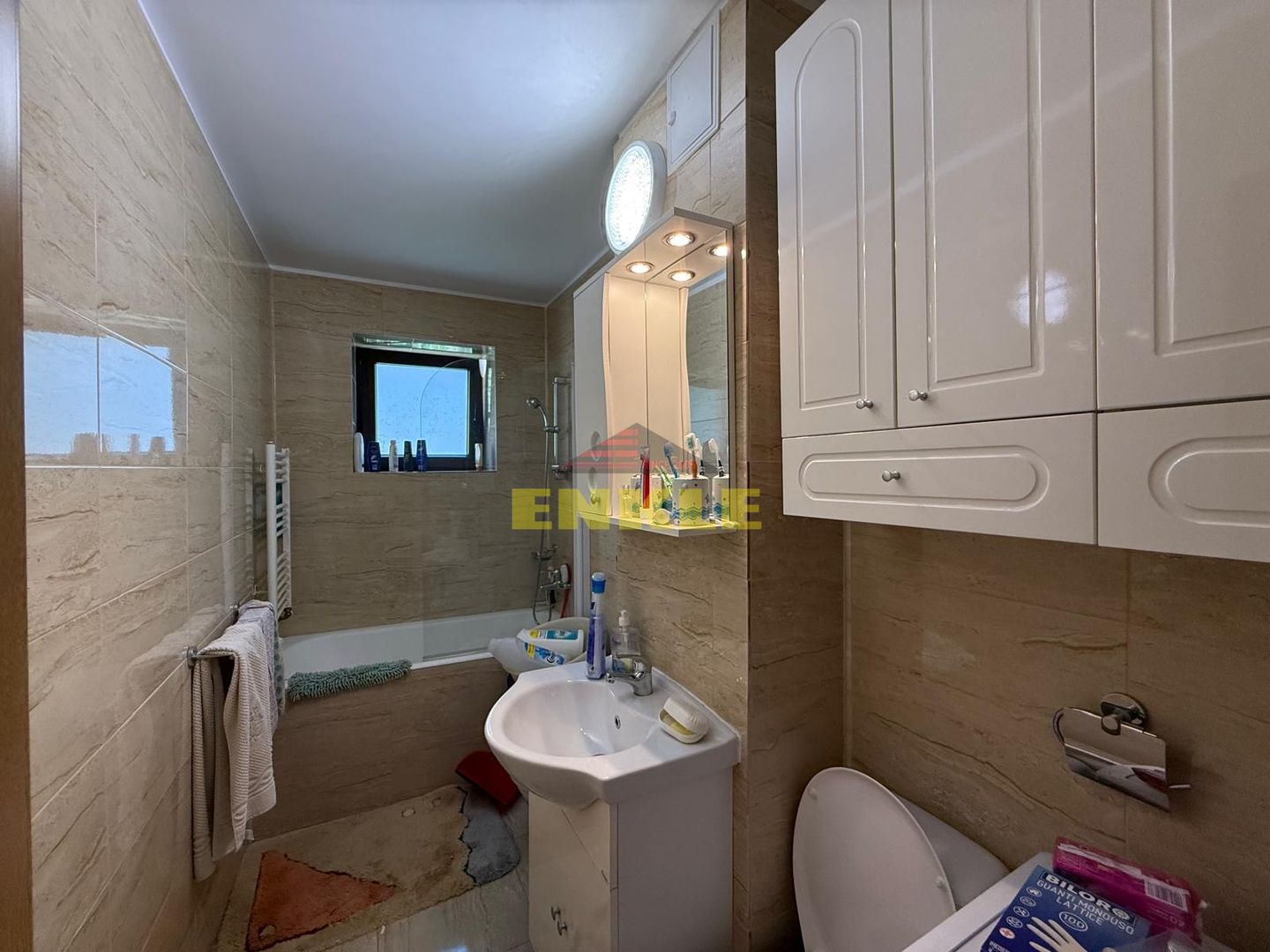 De vânzare apartament cu  3 camere, decomandat, zona Primaverii - Poză 3