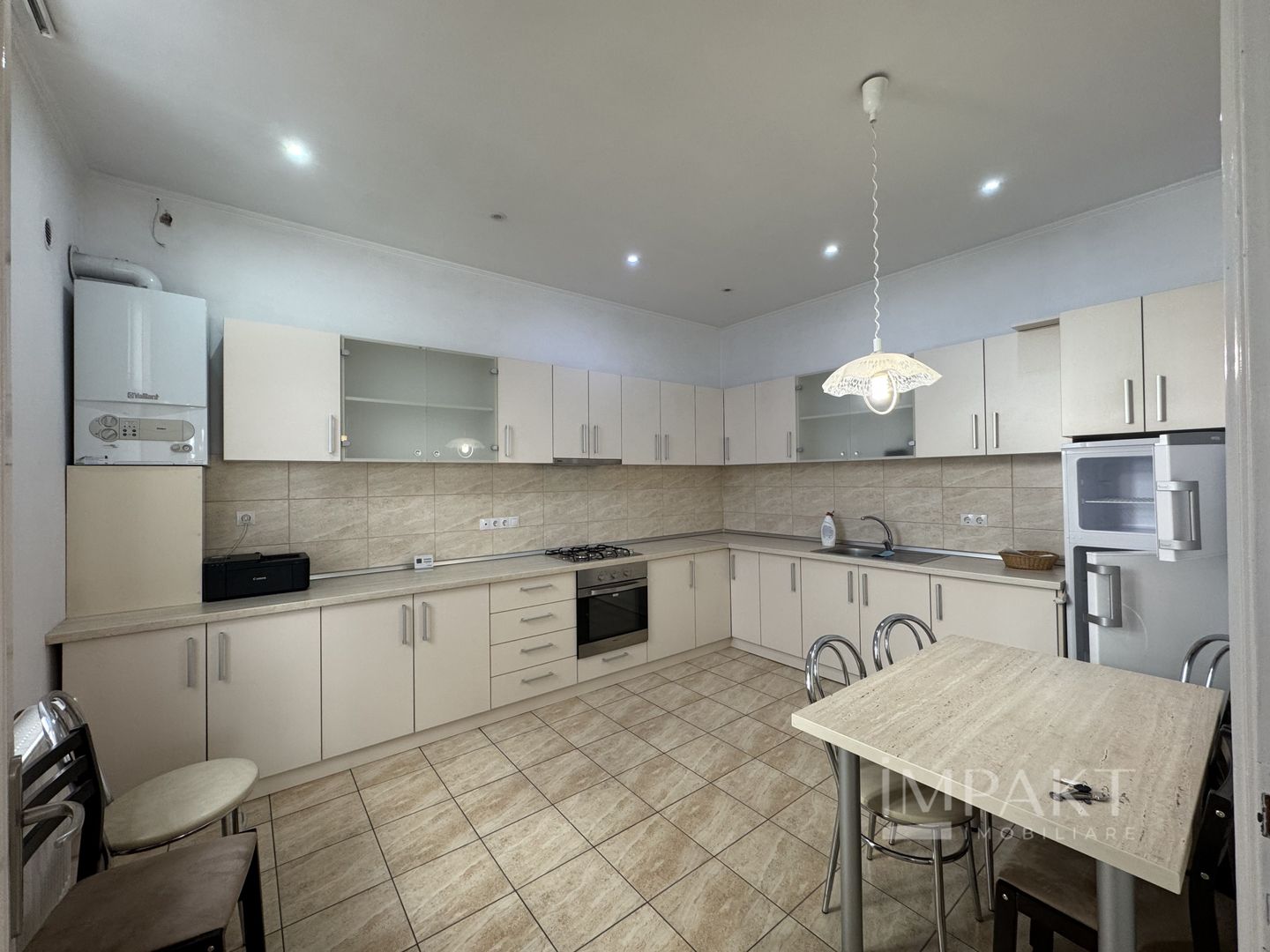 Apartament 75mp central de vânzare cu 2 camere sau spațiu birouri - Poză 2