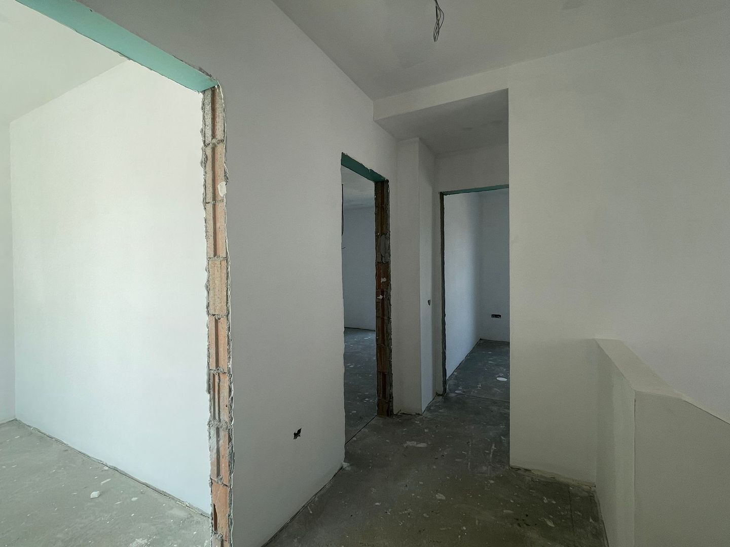 Duplex despartit prin camera tehnica- 5 camere- Mosnita Noua - Poză 10