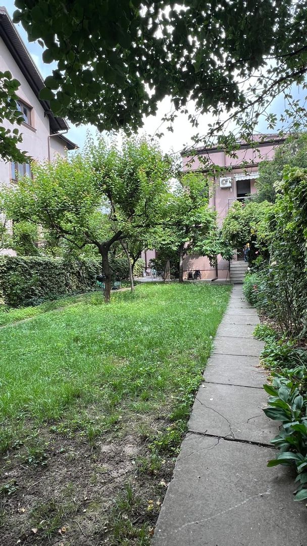 Apartament in vila cu 5 camere si curte proprie | Domenii - Casin - Poză 12