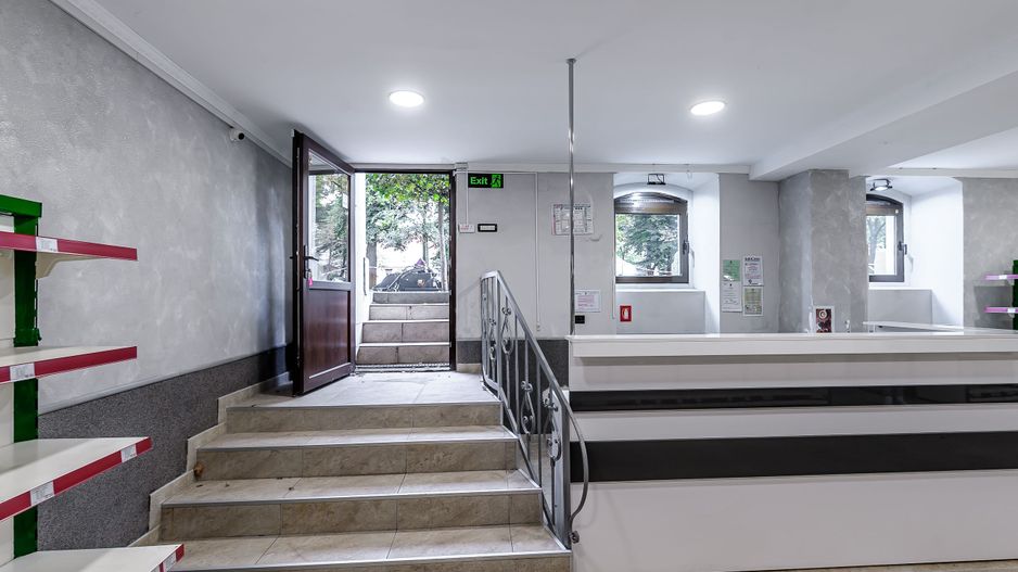 Spațiu comercial ultracentral, renovat, pe b-ul Revoluției, Arad. - Poză 2