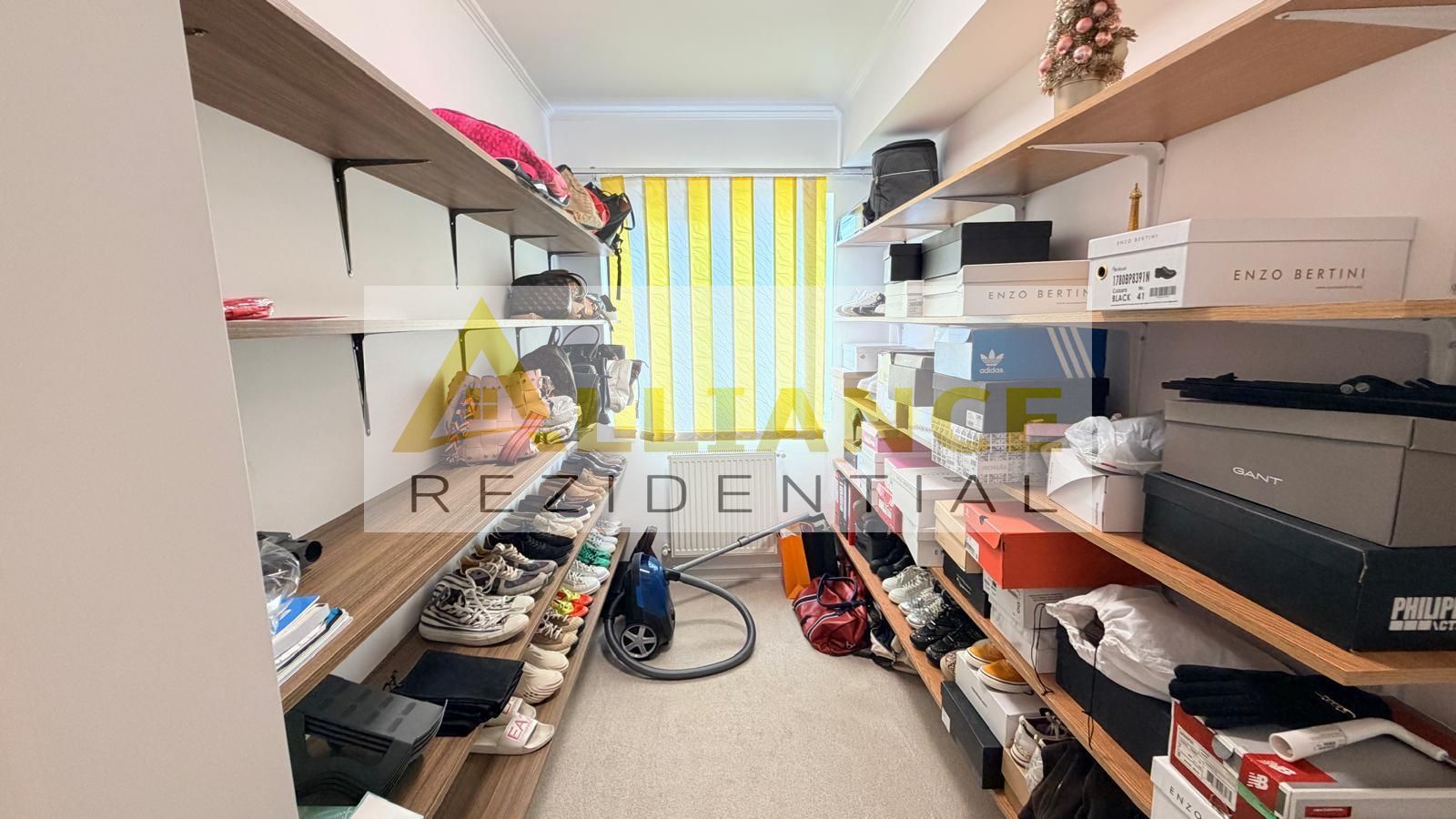 Vila spatioasa cu 9 camere foisor magazie curte amenajata complet - Poză 14
