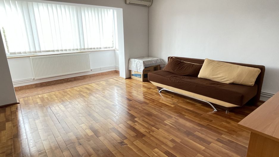 Apartament spatios cu trei camere si garaj - Poză 2