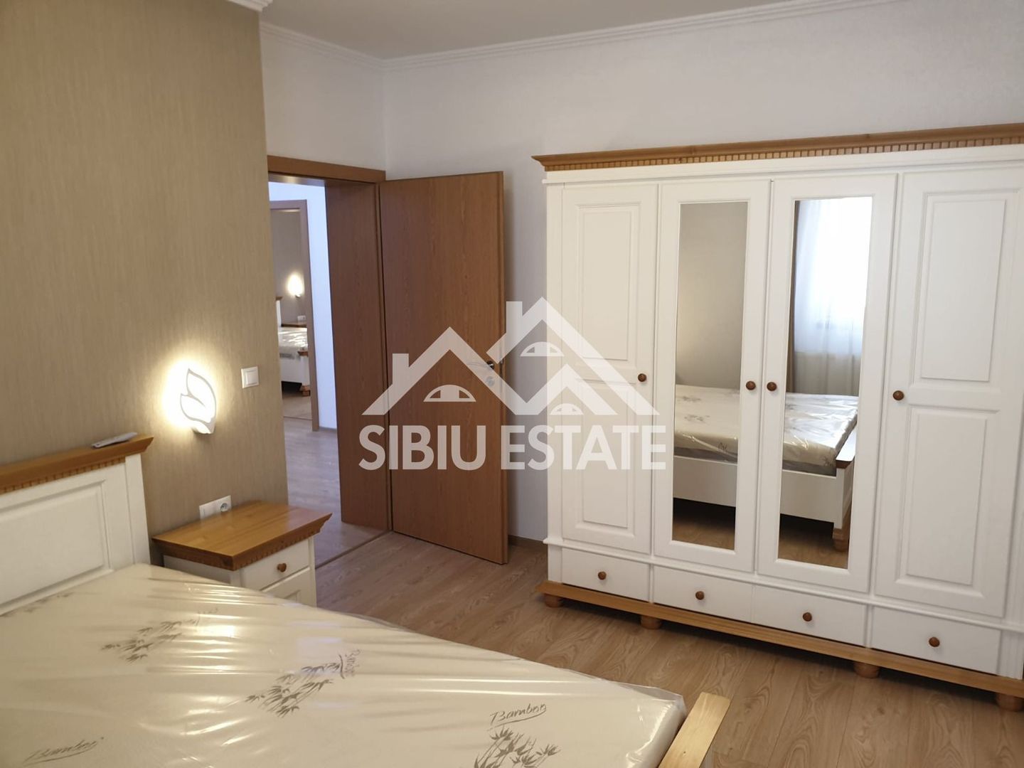 Apartament modern de inchiriat 3 camere, curte, garaj  Zona Sub Arini - Poză 16