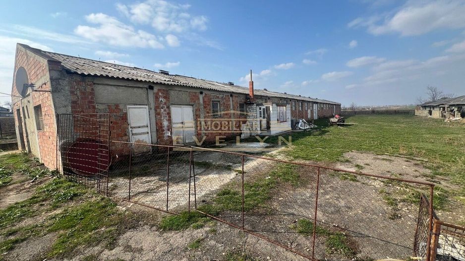 De vanzare grajd 700mp + teren 2000mp, in Cristesti, pret 65000 euro negociabil - Poză 2