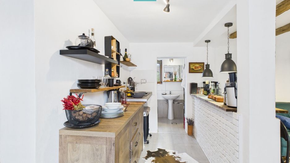 Casă renovată în localitatea Comănești, Arad - Poză 12