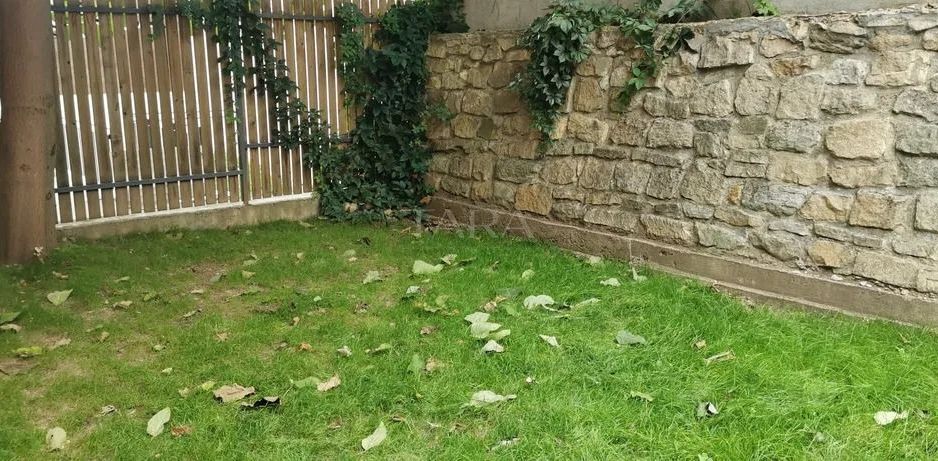 Casă / Vilă cu 4 camere de vânzare în zona Centru - Poză 1