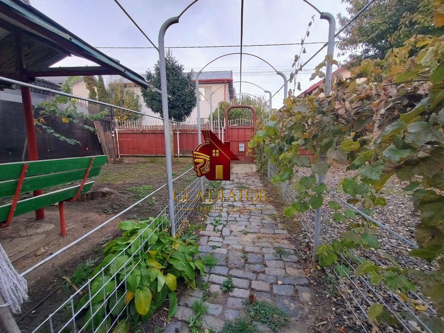 Casa cu teren 491 mp la pret de apartament cu 1 camera in Nicolina - Poză 4