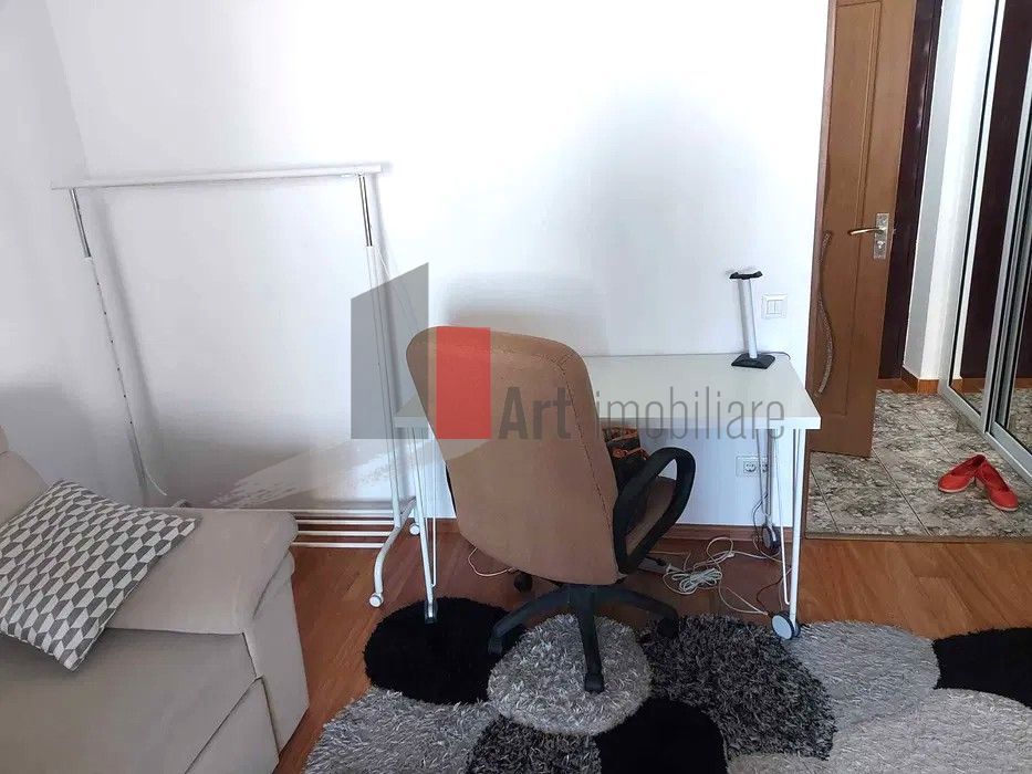 Gars. 31 mp, et 9/10, bloc reabilitat, instalații refăcute, mobilată și utilată - Poză 4