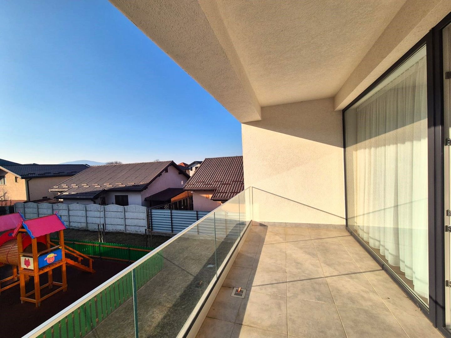 La PRIMA  închiriere, apartament spatios, într-o zonă de case,, loc parcare, - Poză 3