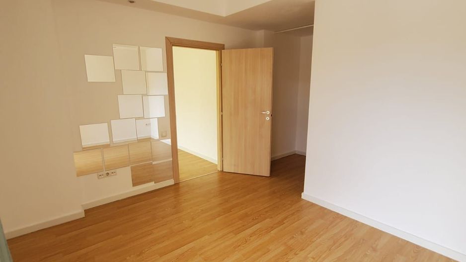 3 CAMERE IN COSMOPOLIS - Poză 8