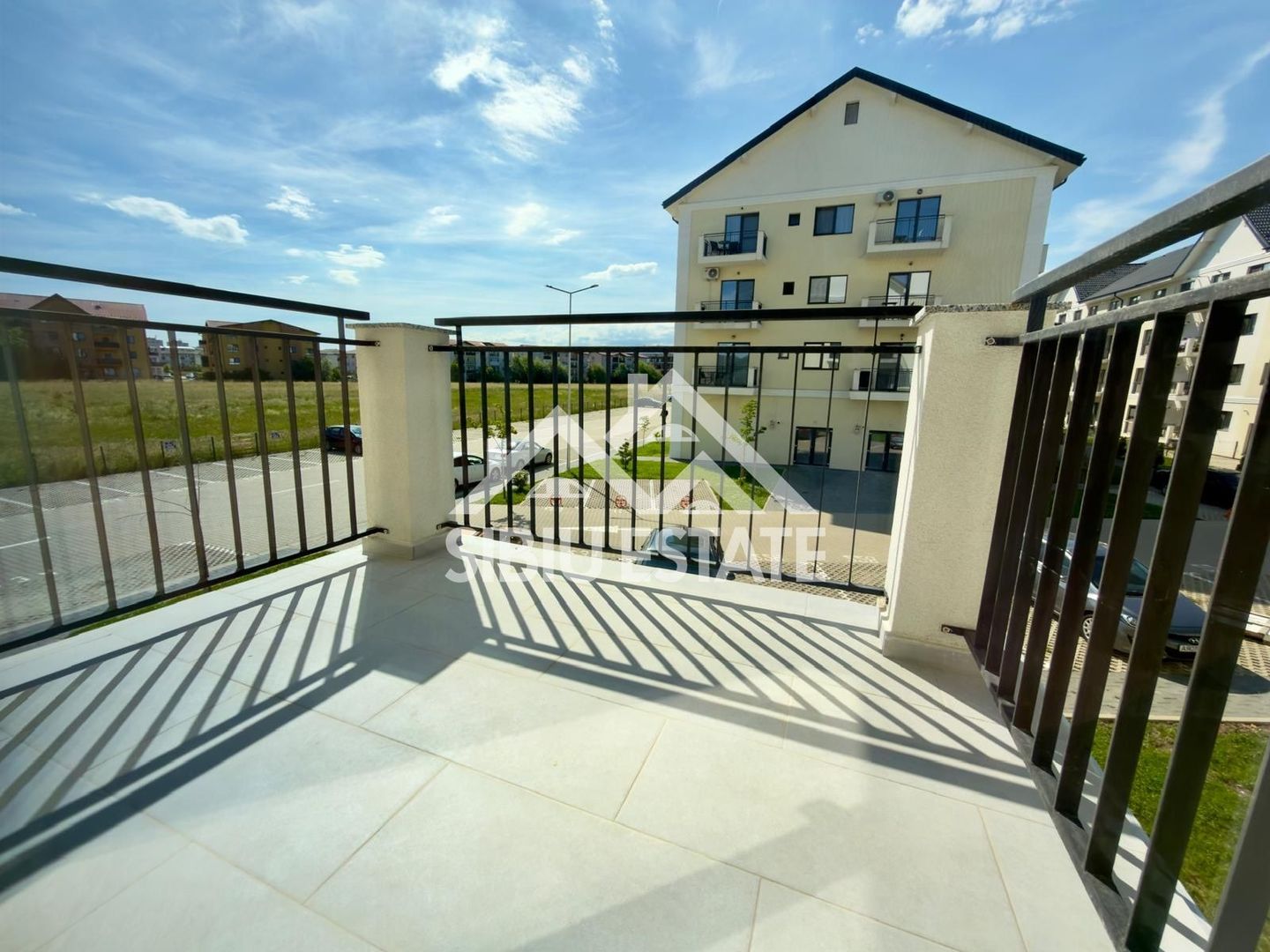 Apartament la CHEIE, 3 camere, parcare si boxa - Poză 1