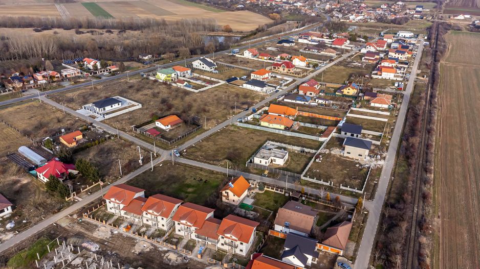 Teren generos, situat pe colt in cartierul nou din Calugareni - Poză 4
