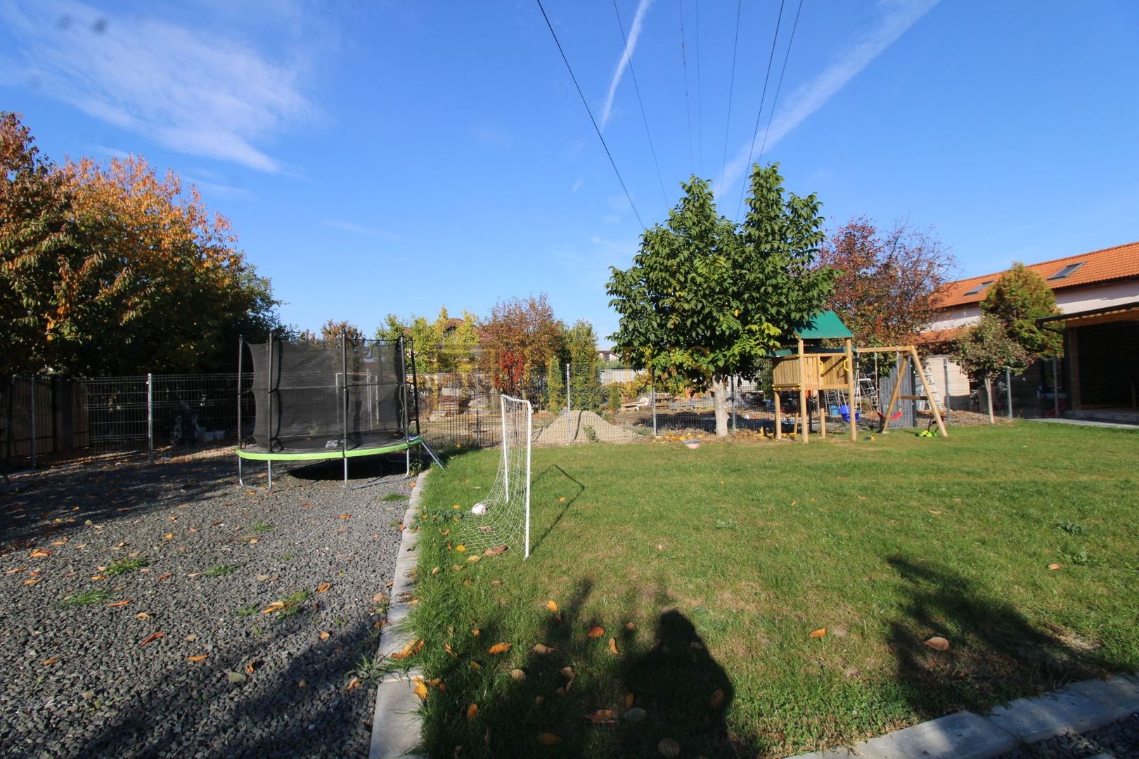 Curte, 4 apartamente, 8 camere, perfectă pt activități educaționale-Dumbravita - Poză 32