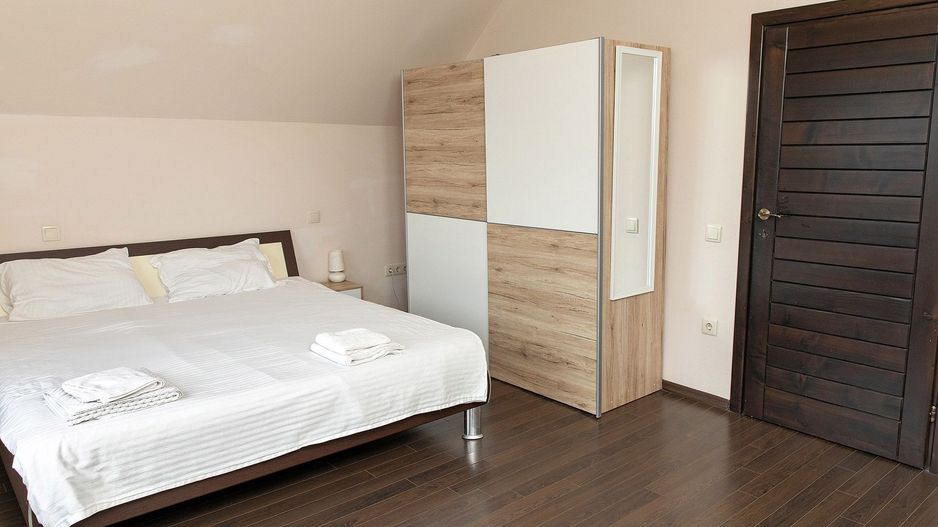 Vilă cu 5 dormitoare, 4 băi, 2 248mp teren, piscină. Preț: 229 000 Eur - Poză 20