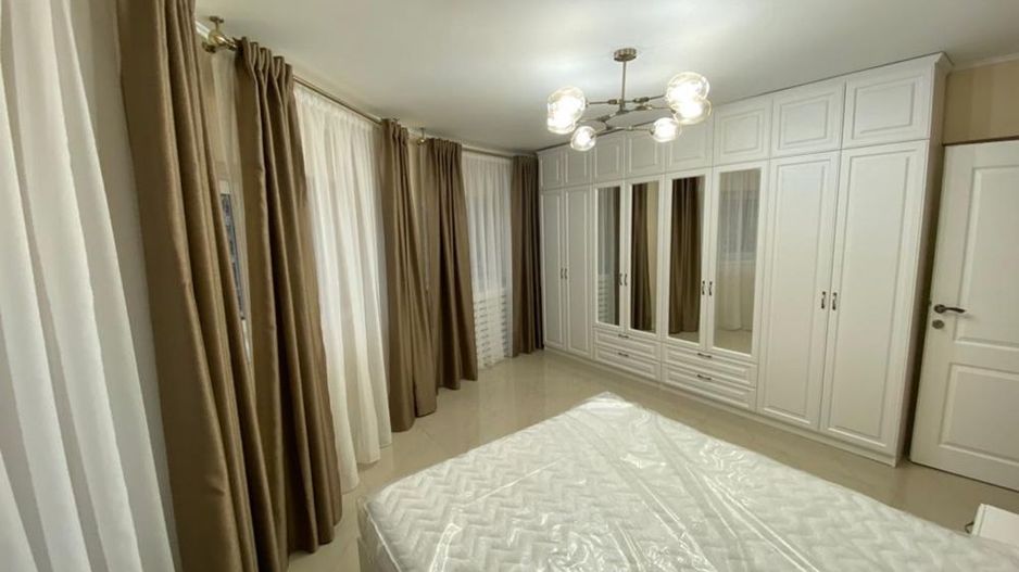 Apartament spațios, 2 camere,  76 mp,  2 bai, cu  vedere in Decebal - Poză 3