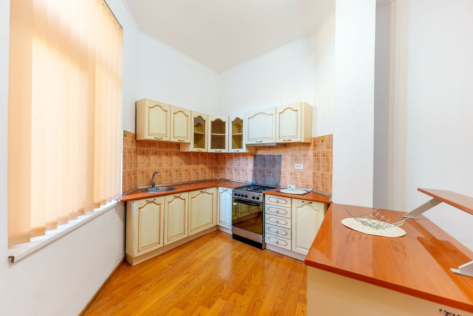 Apartament spațios, cu potențial multiplu, central - Poză 13