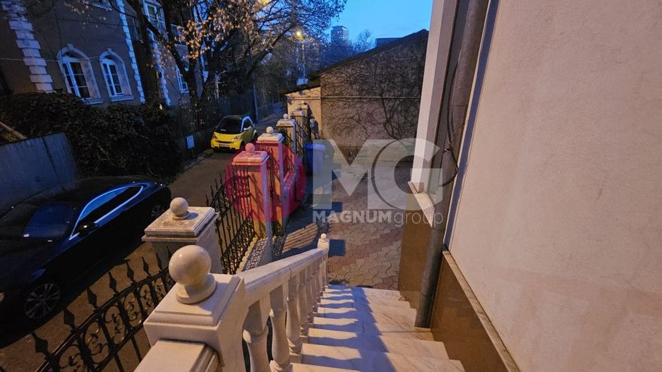 Casă Impresionantă de Vânzare Vitan ideal pentru Locuință sau Business - Poză 14