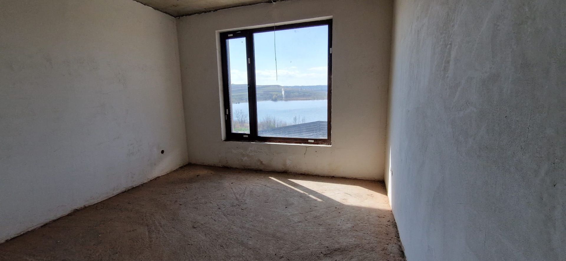 Vand vila la rosu cu teren 2700mp - Poză 7