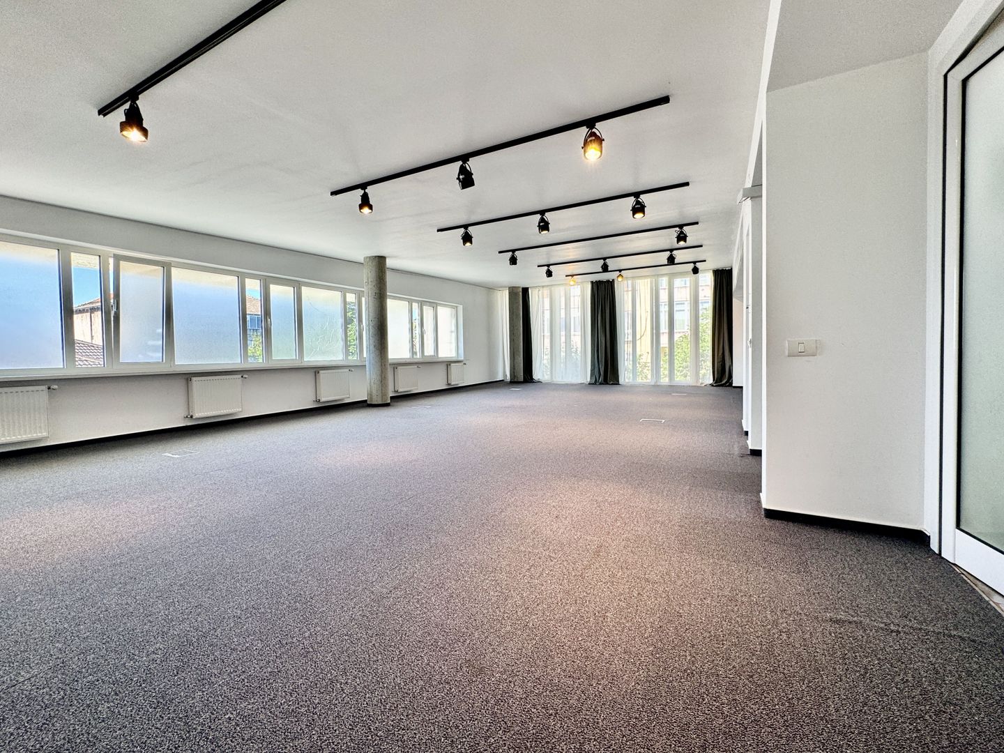 Clădire de birouri în zona Centrală - Poză 19