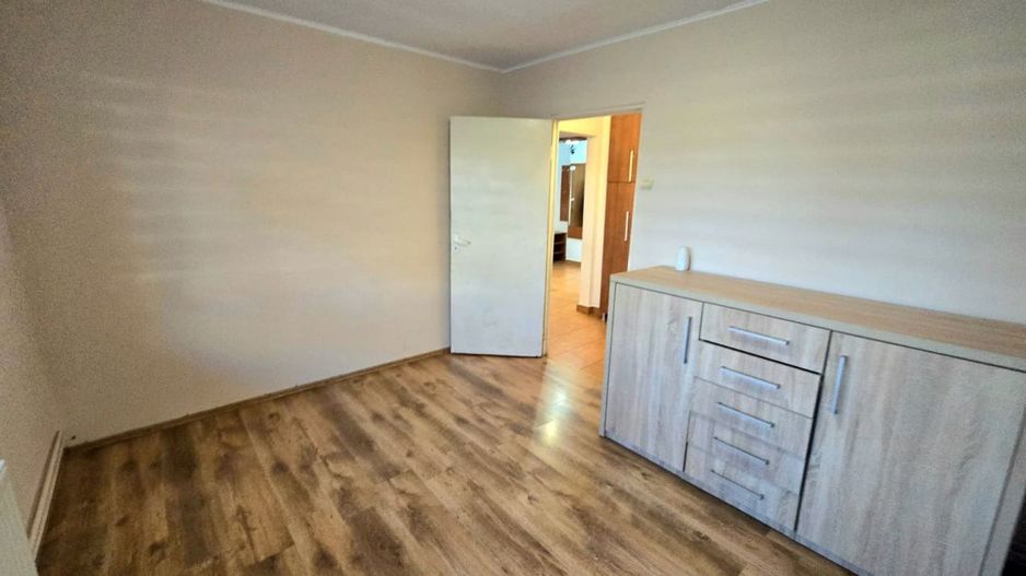 De închiriat apartament 3 camere Micro 16 Parter - Poză 4