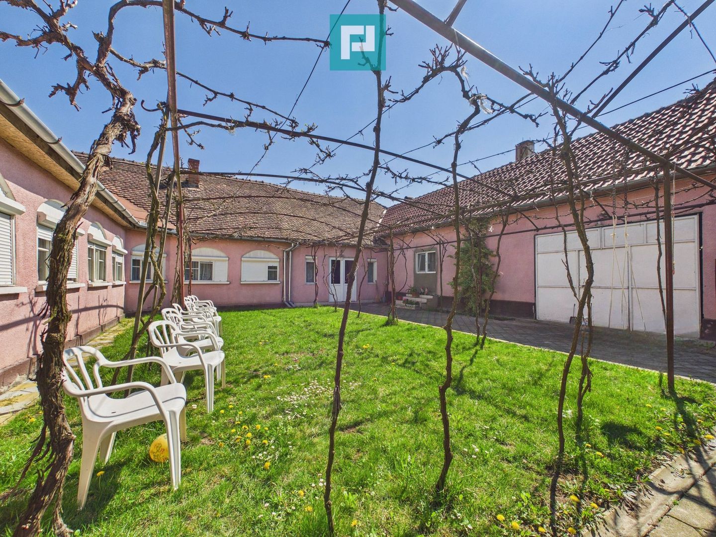 Casă solidă cu 5 camere in localitatea Almaș, Arad - Poză 1