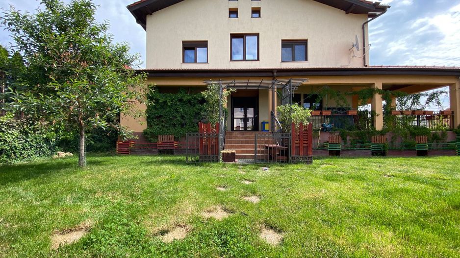 VILA  - ARADULUI. -British - Poză 1